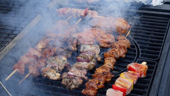 Spieße mit Fleisch und Gemüse liegen rauchumhüllt auf einem Grill. Spieße mit Fleisch und Gemüse liegen rauchumhüllt auf einem Grill. © picture alliance / ZB Foto: Sascha Steinach