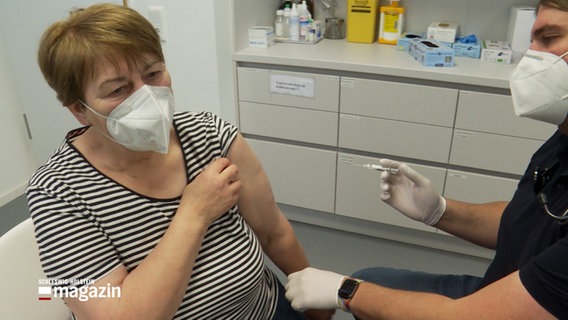 Eine Frau lässt sich eine Grippeimpfung verabreichen. © NDR 