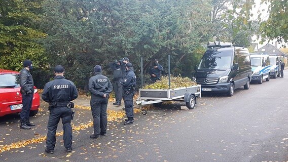Polizisten der Mordkommission suchen am Spielplatz Grönwohld nach der Tatwaffe. © German-Video Foto: Johannes Kahts