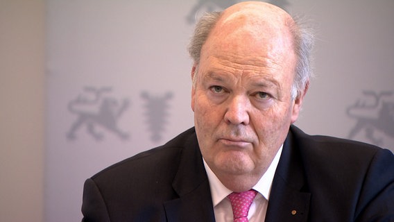 Innenminister Hans-Joachim Grote (CDU) blickt seriös in die Kamera. © NDR 