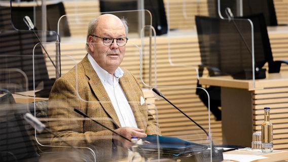 Schleswig-Holsteins Ex-Innenminister Hans-Joachim Grote sitzt beim parlamentarischen Untersuchungsausschuss zur Rocker-Affäre im Kieler Landtag. © dpa Foto: Frank Molter