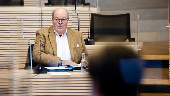 Schleswig-Holsteins Ex-Innenminister Hans-Joachim Grote sitzt beim parlamentarischen Untersuchungsausschuss zur Rocker-Affäre im Kieler Landtag. © dpa Foto: Frank Molter