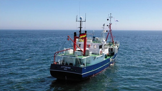 Ein Forschungsschiff ist auf dem Meer unterwegs. Es ist die "Littorina" © NDR Foto: NDR Screenshot