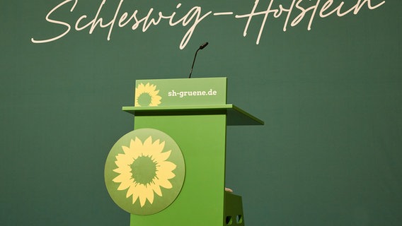 Ein Rednerpult steht auf dem Online-Landesparteitag der Grünen Schleswig-Holstein. © picture alliance/dpa Foto: Georg Wendt