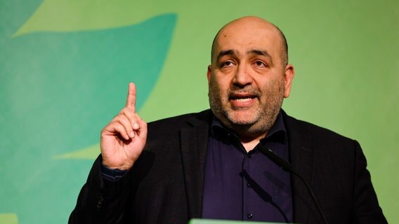 Grünen-Chef Omid Nouripur bei seiner Rede auf dem Grünen-Parteitag in Neumünster. © dpa / Frank Molter Foto: Frank Molter