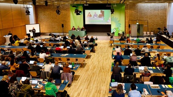 Mehrere Menschen sitzen in einem großen Zahl und Blicken auf eine Bühne. Es ist eine Veranstaltung der Partei "Die Grünen" zu kommenden Kommunalwahl. © dpa-Bildfunk Foto: Frank Molter