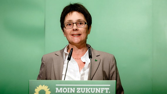 Monika Heinold (Grüne) hält in Neumünster auf dem Landesparteitag der Grünen ihre Bewerbungsrede für die Position der Spitzenkandidatin. © dpa-Bildfunk Foto: Markus Scholz