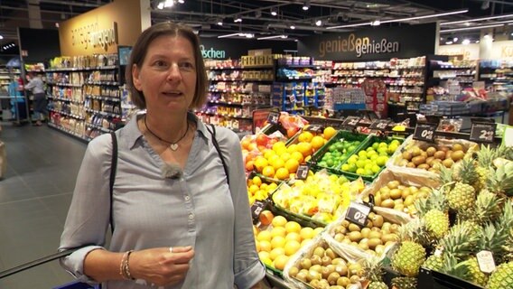 Porträt von Liane Lopez Vado in einem Supermarkt. © NDR 