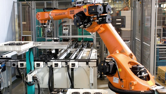 Ein Roboterarm in einer Fabrik von Grundfos. © Grundfos GmbH 