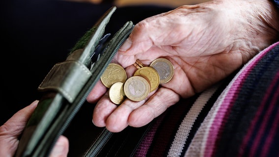 Eine ältere Dame zählt das Geld aus ihrem Portemonnaie ab. © picture alliance / dpa | Matthias Balk Foto: Matthias Balk
