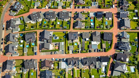 Luftbild eines Wohngebiets mit Neubauten. © picture alliance Foto: H. Blossey