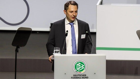 Stephan Grunwald spricht im World Conference Center des Deutschen Fussballbundes in Bonn. © IMAGO / Nico Herbertz 