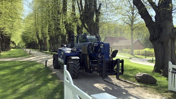 Ein großes Fahrzeug des Technischen Hilfswerks steht auf dem Pfad zum Hotel-Ressort. © NDR Foto: Hauke von Hallern