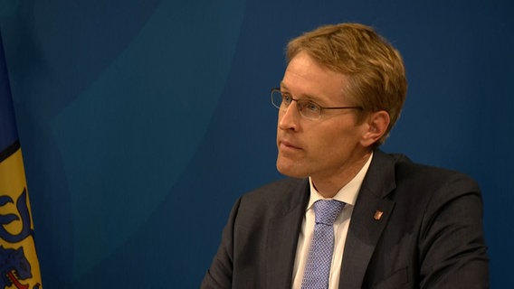 Daniel Günther hält eine Pressekonferenz im Landeshaus. © NDR 