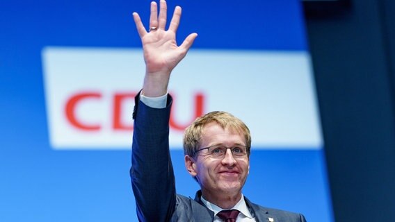 Daniel Günther (CDU) winkt beim Landesparteitag der CDU Schleswig-Holstein nach seiner Wiederwahl zum Landesvorsitzenden in den Saal.  Foto: Axel Heimken