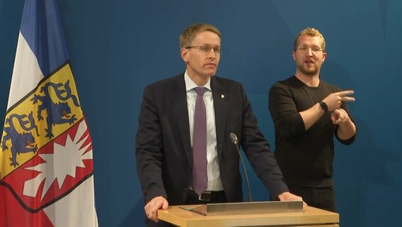 Daniel Günther hält eine Pressekonferenz. © NDR 