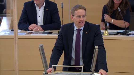 Daniel Günther steht am Rednerpult im Landtag. © NDR 