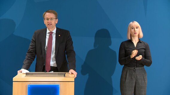 Ministerpräsident Daniel Günther spricht auf einer Pressekonferenz im Landeshaus in Kiel. © NDR 