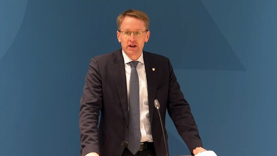 Daniel Günther spricht bei einer Pressekonferenz. © NDR 