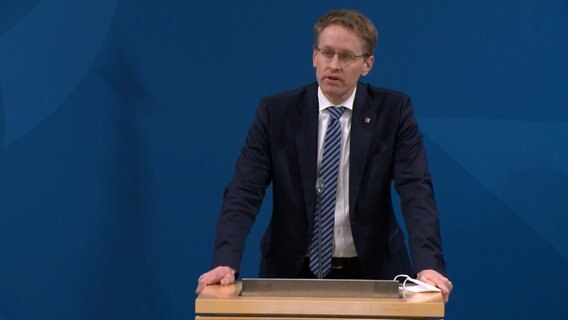Daniel Günther (CDU) redet auf einer Pressekonferenz im Kieler Landeshaus.  