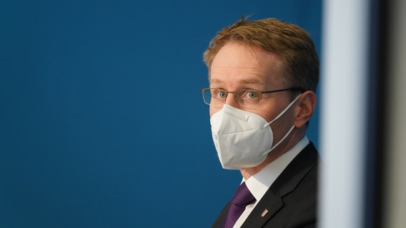 Ministerpräsident Daniel Günther (CDU) trägt einen Mund-Nasen-Schutz. © picture alliance / dpa Foto: Marcus Brandt