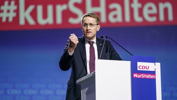 Daniel Günther (CDU), Ministerpräsident von Schleswig-Holstein, spricht beim Landesparteitag der CDU in Neumünster. © dpa-Bildfunk Foto: Axel Heimken