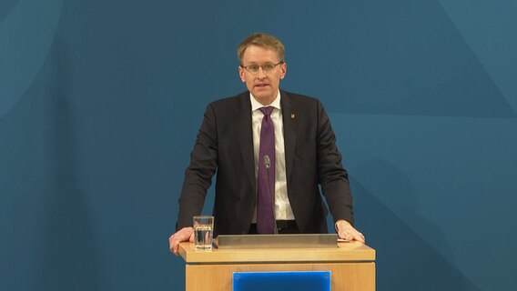 Ministerpräsident Daniel Günther spricht auf einer Pressekonferenz.  