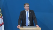 Daniel Günther hält eine Pressekonferenz im Schleswig-Holsteiner Landtag. © NDR 