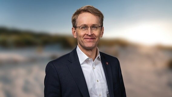 Daniel Günther (CDU) lächelt in die Kamera.  