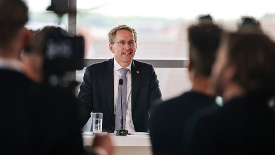Daniel Günther spricht während einer Pressekonferenz. © dpa Foto: Frank Molter
