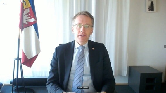 Ministerpräsident Daniel Günther (CDU) während einer Videoschalte. © NDR 