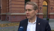 Daniel Günther, Ministerpräsident von Schleswig-Holstein, während eines Interviews. © NDR 