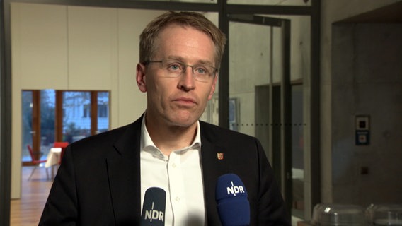 Ministerpräsident Daniel Günther (CDU) blickt in die Kamera bei einem Interview. © NDR 