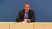 Ministerpräsident Daniel Günther (CDU) spricht auf einer Pressekonferenz. © NDR 