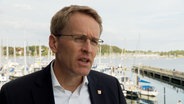 Daniel Günther, Ministerpräsident von Schleswig-Holstein, gibt ein interview © NDR Foto: NDR Screenshots