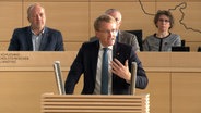 Ministerpräsident Daniel Günther (CDU) hält eine Rede im Landtag von Schleswig-Holstein. © NDR Foto: NDR Screenshots
