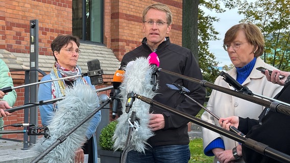 Ministerpräsident Daniel Günther (CDU) stellt sich den Fragen der Journalisten. Neben ihm stehen Monika Heinold (Grüne) und Sabine Sütterlin-Waack(CDU). © NDR Foto: Constantin Gill