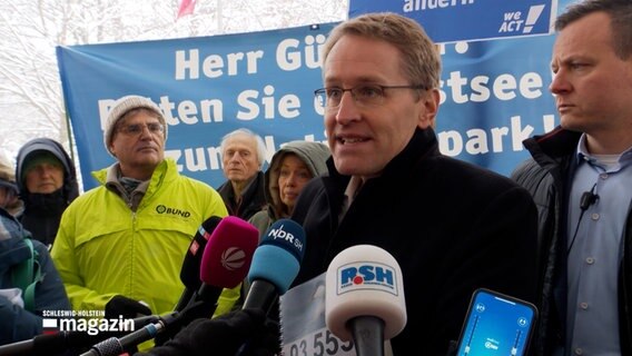 Ministerpräsident Daniel Günther (CDU) stellt sich den Fragen der Journalisten. © NDR 