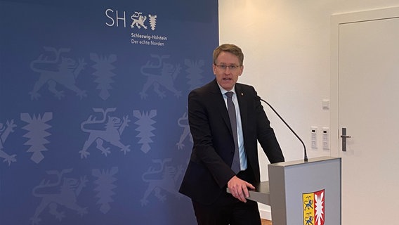 Ministerpräsident Daniel Günther (CDU) spricht auf einer Pressekonferenz. © NDR Foto: Stefan Böhnke