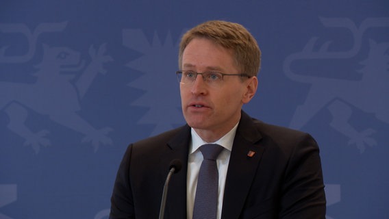 Ministerpräsident Daniel Günther (CDU) spricht auf einer Pressekonferenz. © NDR 