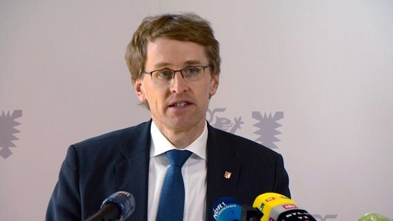 Ministerpräsident Daniel Günther blickt seriös bei einer Pressekonferenz im Kieler Landeshaus. © NDR 