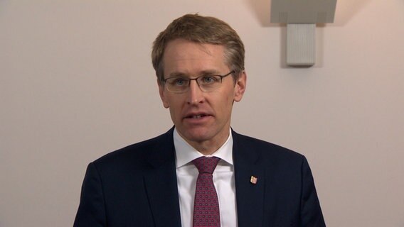 Daniel Günther gibt ein Interview. © NDR 