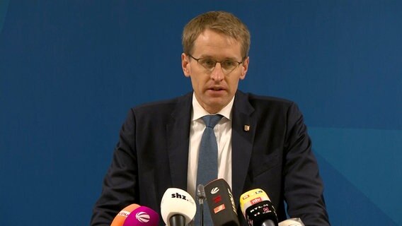 Ministerpräsident Daniel Günther steht an einem Pult und gibt eine Erklärung ab. © NDR 