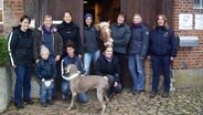 Das gesamte Team um Gunda Heffe stehen mit Weimeraner Hündin Luna und einem Pferd im Eingang zu einem Gebäude © NDR.de Foto: Andrea Ring