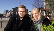 Ein junger Mann und eine Junge Frau sitzen in einem Café in Kieler Innenstadt © NDR Foto: Pavel Stoyan