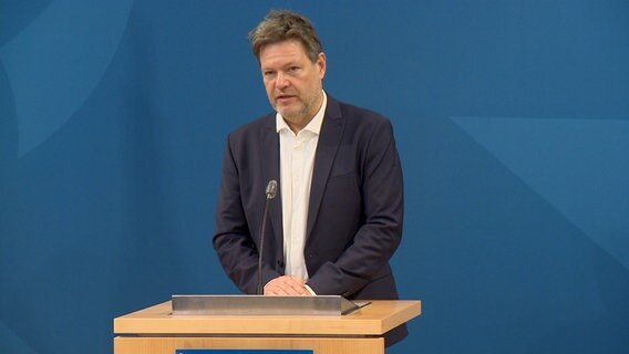 Bundeswirtschaftsminister Robert Habeck (B90/Grüne) spricht bei einer Pressekonferenz im Kieler Landeshaus vor blauem Hintergrund. © NDR 