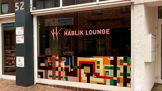 Schaufenster der Hablik Lounge von außen. © Wenzel-Hablik-Museum Foto: Wenzel-Hablik-Museum