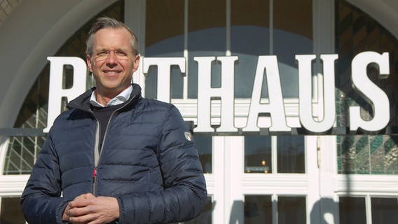 Bürgermeister Nikolas Häckel steht vor dem Rathaus in Sylt. © Picture Alliance Foto: Lea Sarah Pischel