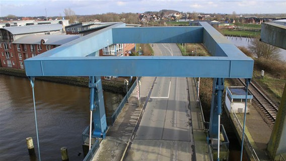 Die Hafenklappbrücke in Husum von oben. © Stadt Husum 