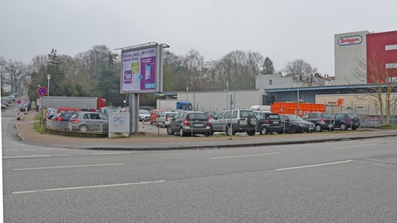 Autos stehen auf einem Parkplatz. © NDR Foto: Kathrin Bohlmann